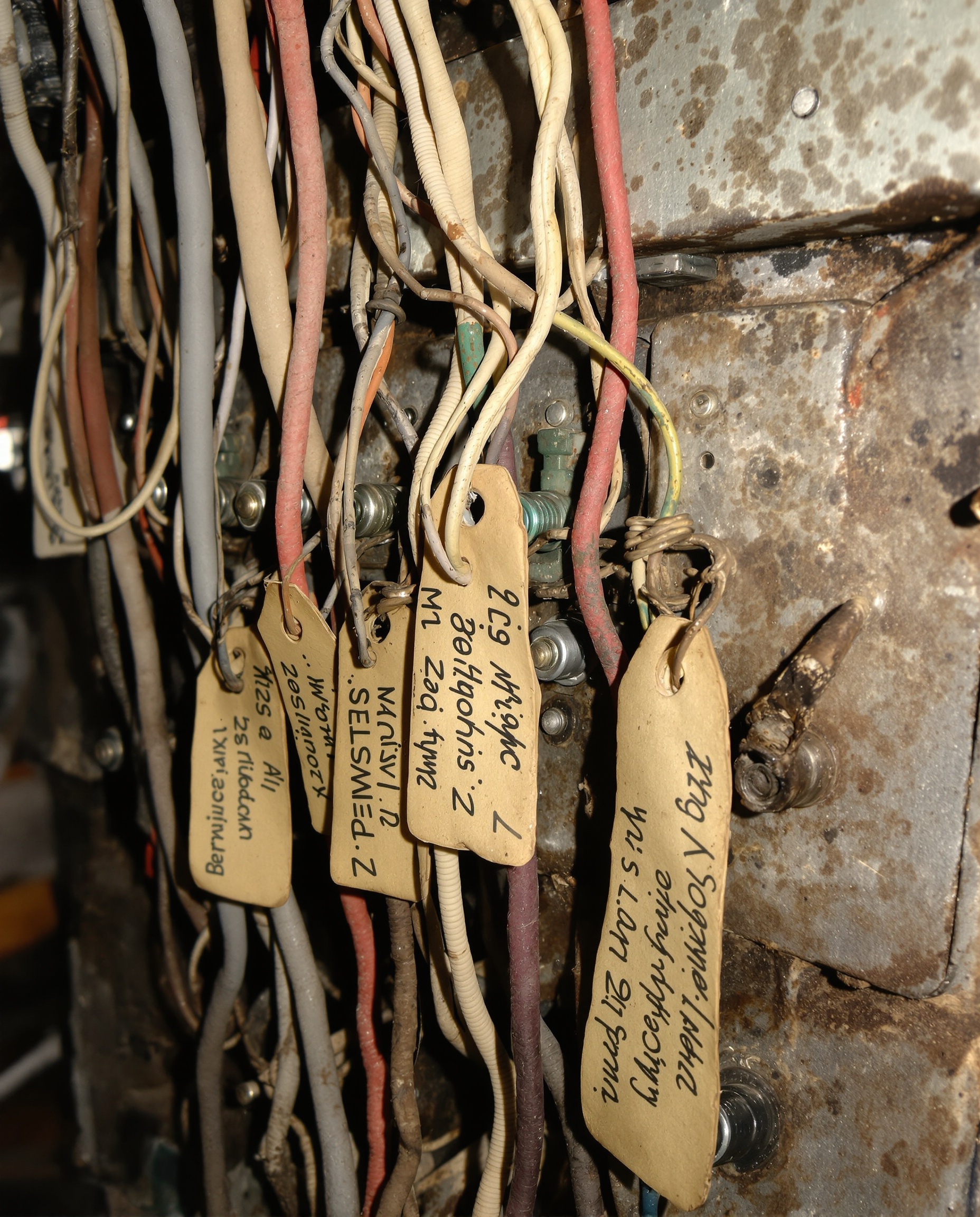 tableau électrique ancien fils couleurs variées vintage