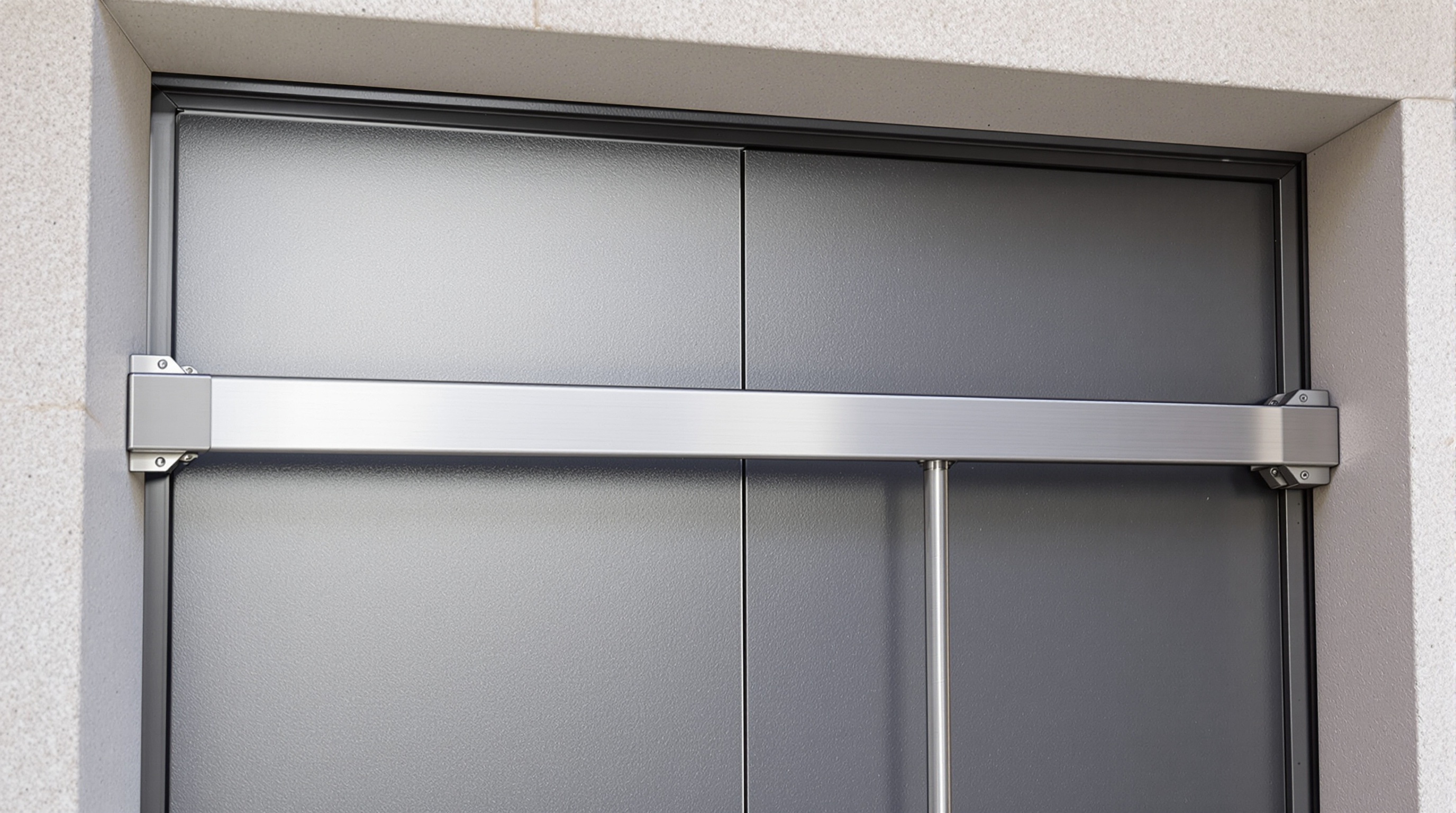 Barre anti-effraction moderne sur porte d'entrée