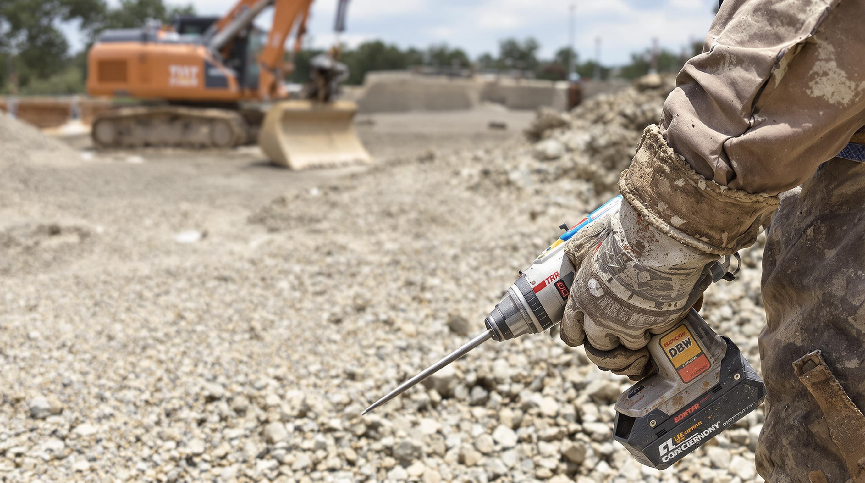 Chantier de terrasse en béton désactivé avec pelleteuse et outils