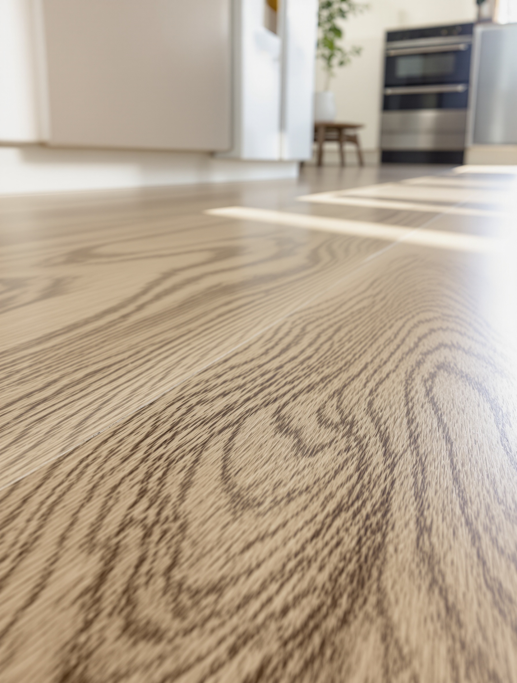 Sol stratifié hydrofuge posé en flottant dans une cuisine moderne