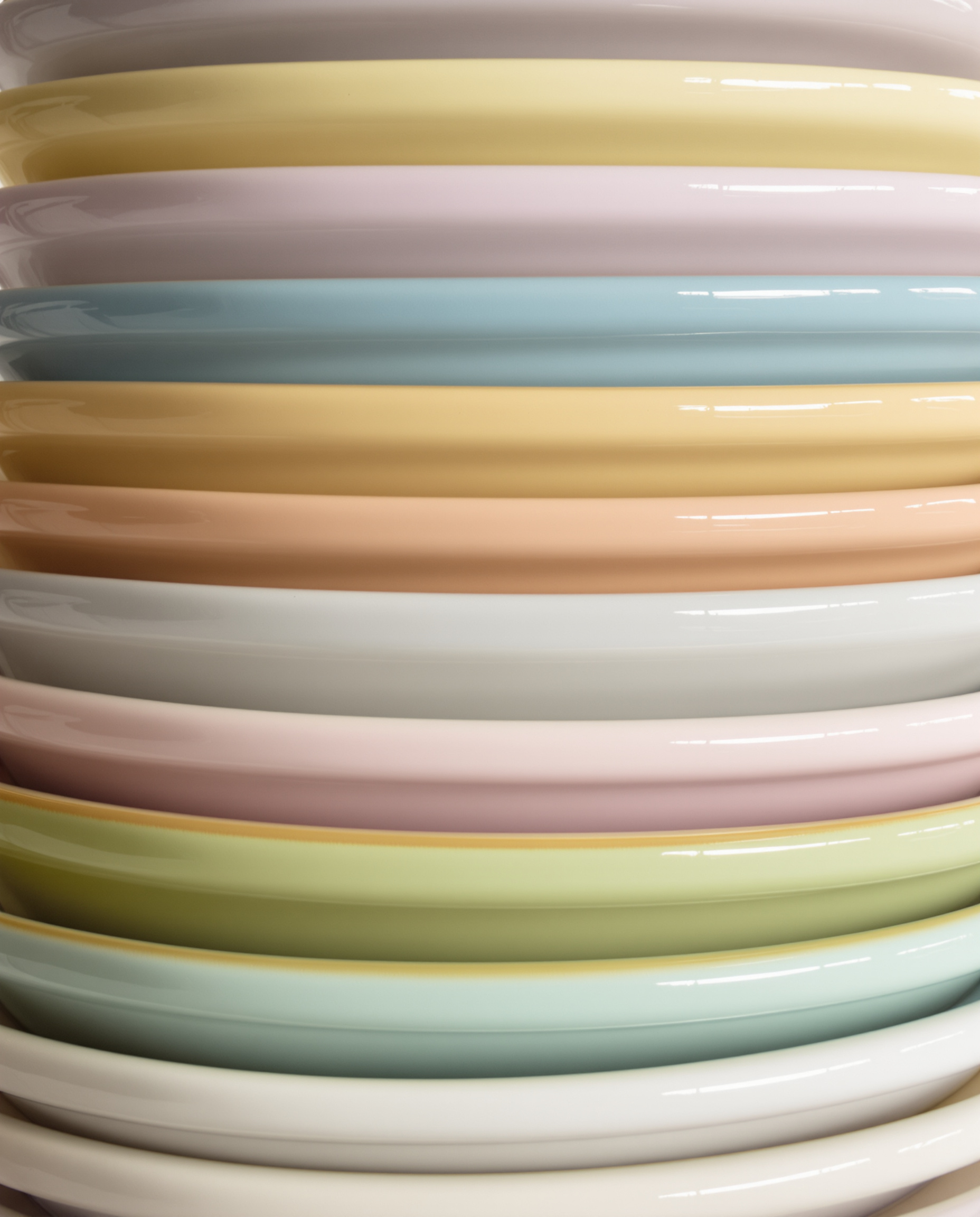 Pile d'assiettes céramique Le Creuset couleurs pastel et brillance émail