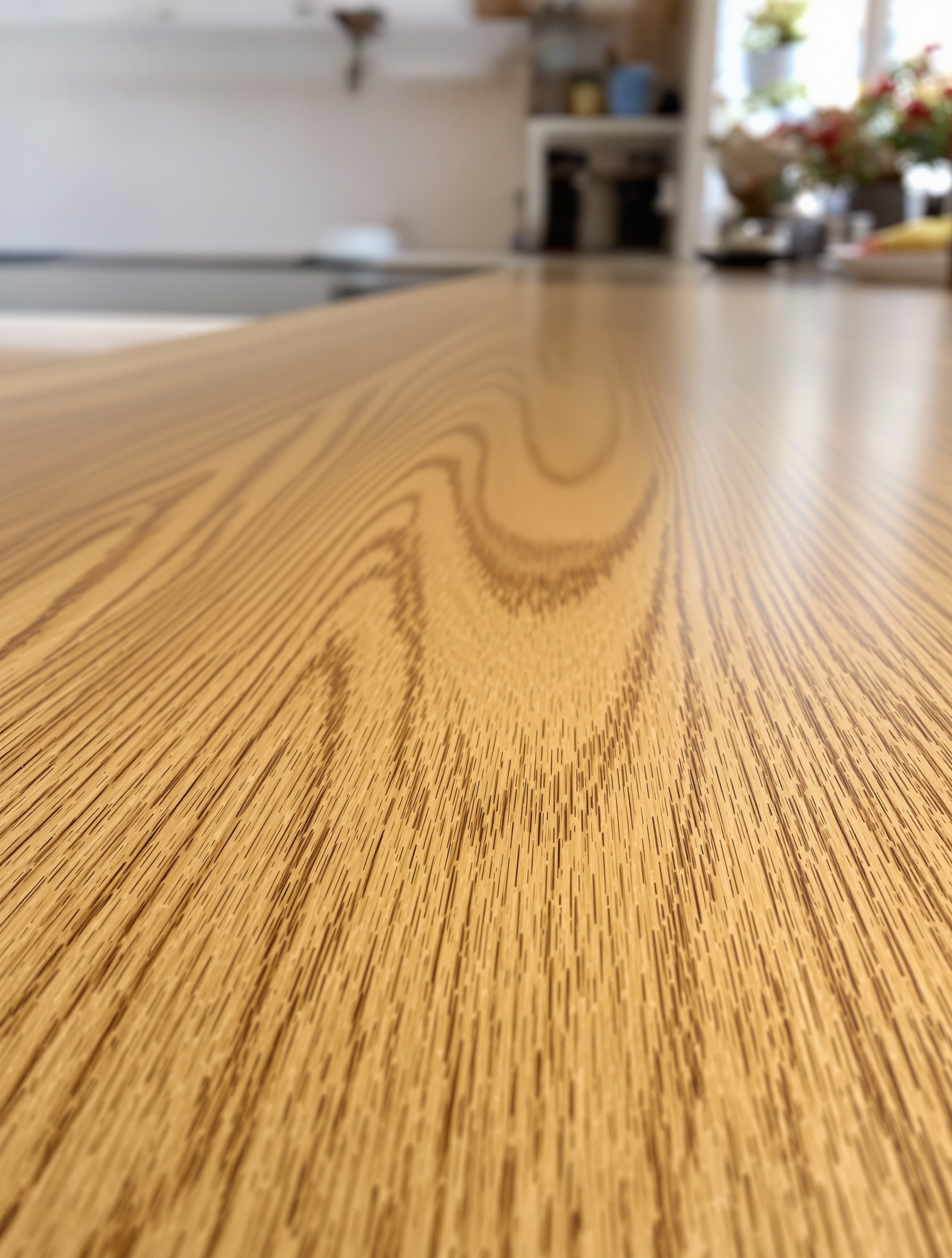 Gros plan sur une lame de parquet en chêne massif huilé dans une cuisine moderne