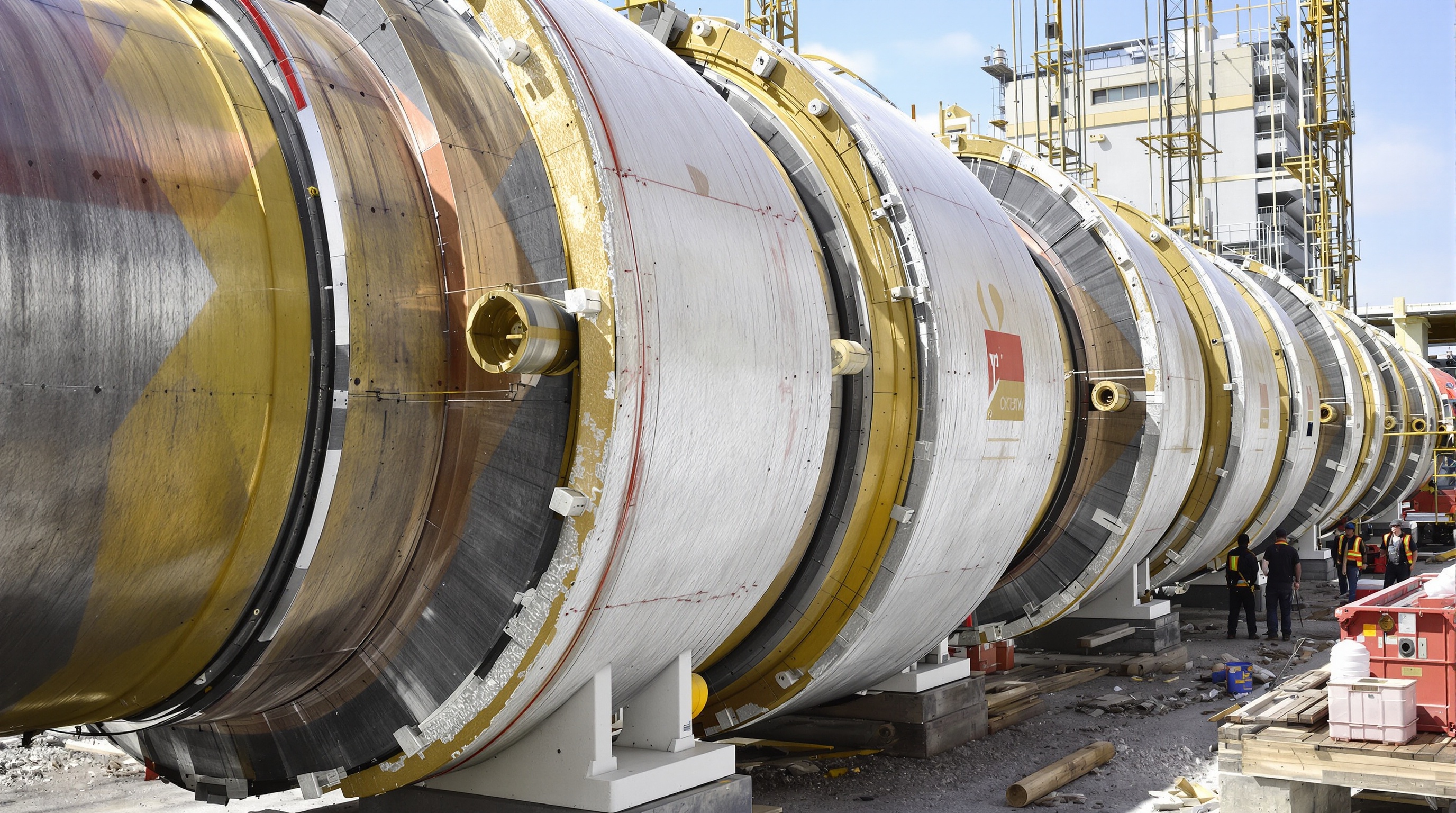 Gros tuyau chauffage industriel avec isolation par coquilles et matelas