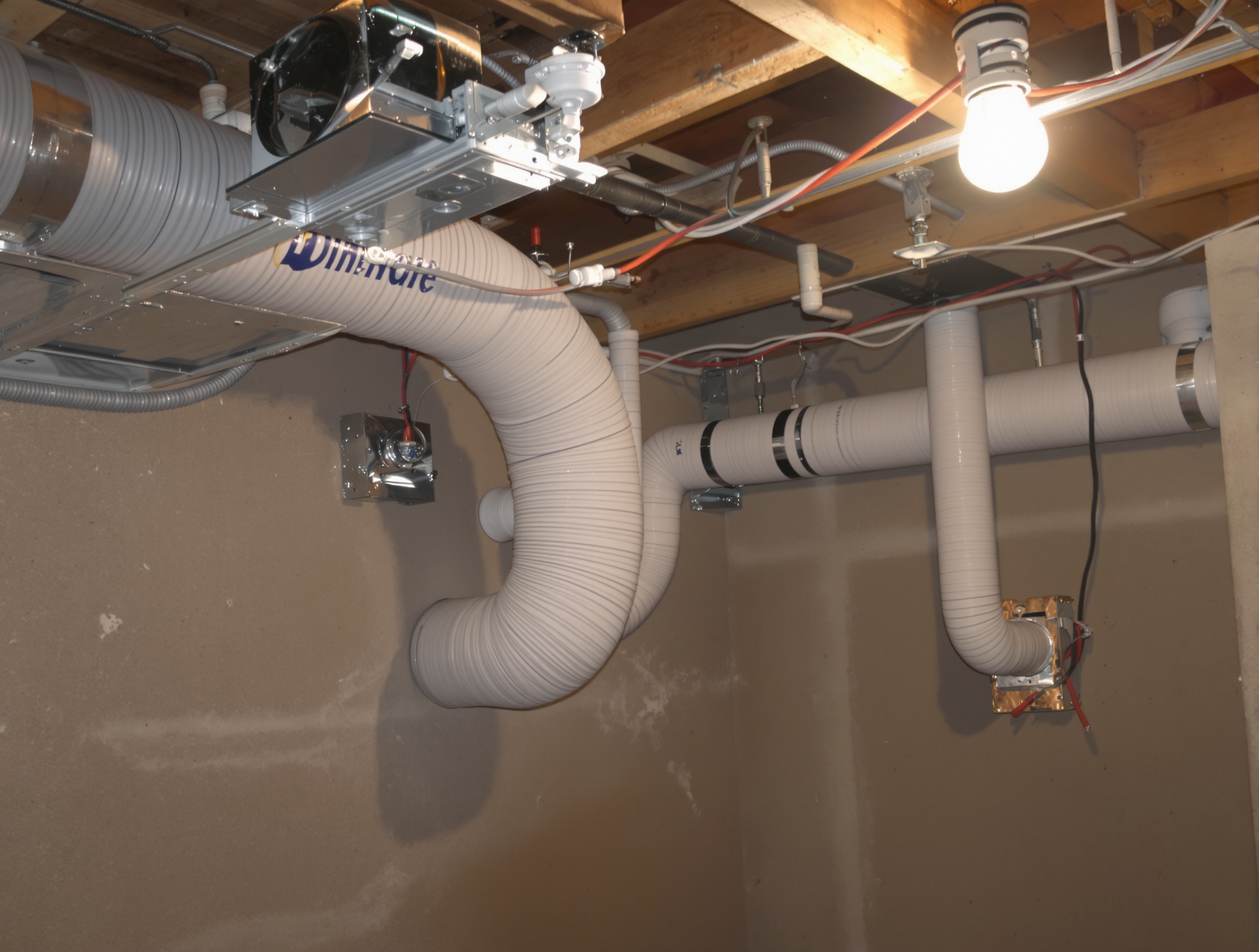 Installation VMC simple flux bricolée dans sous-sol poussiéreux