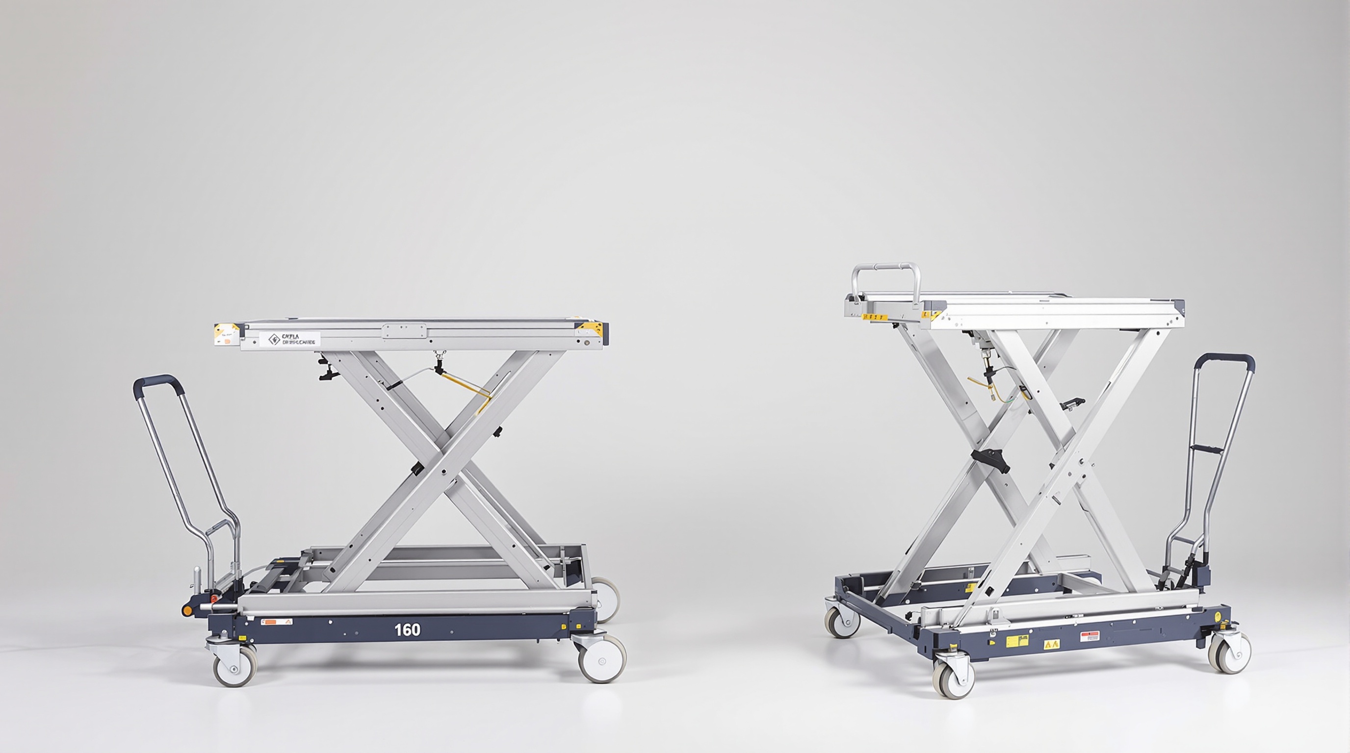Comparaison visuelle d'un lève-plaque manuel plié et déplié. Le modèle compact une fois replié facilite son transport et son rangement, tandis que sa configuration dépliée offre la stabilité et la portée nécessaires pour la pose de plaques de plâtre en hauteur.