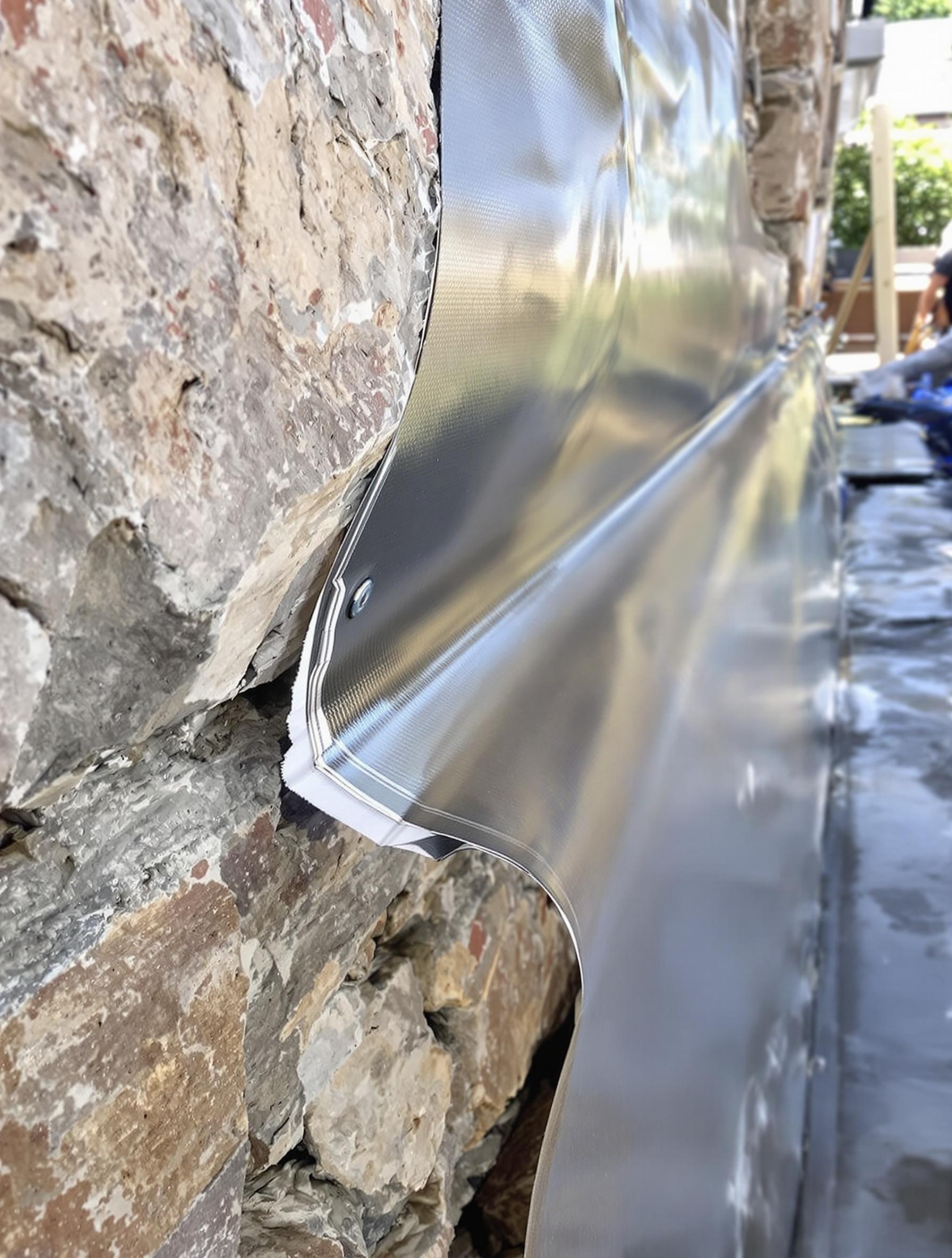 détail membrane EPDM sur mur pierre barrière étanche chantier