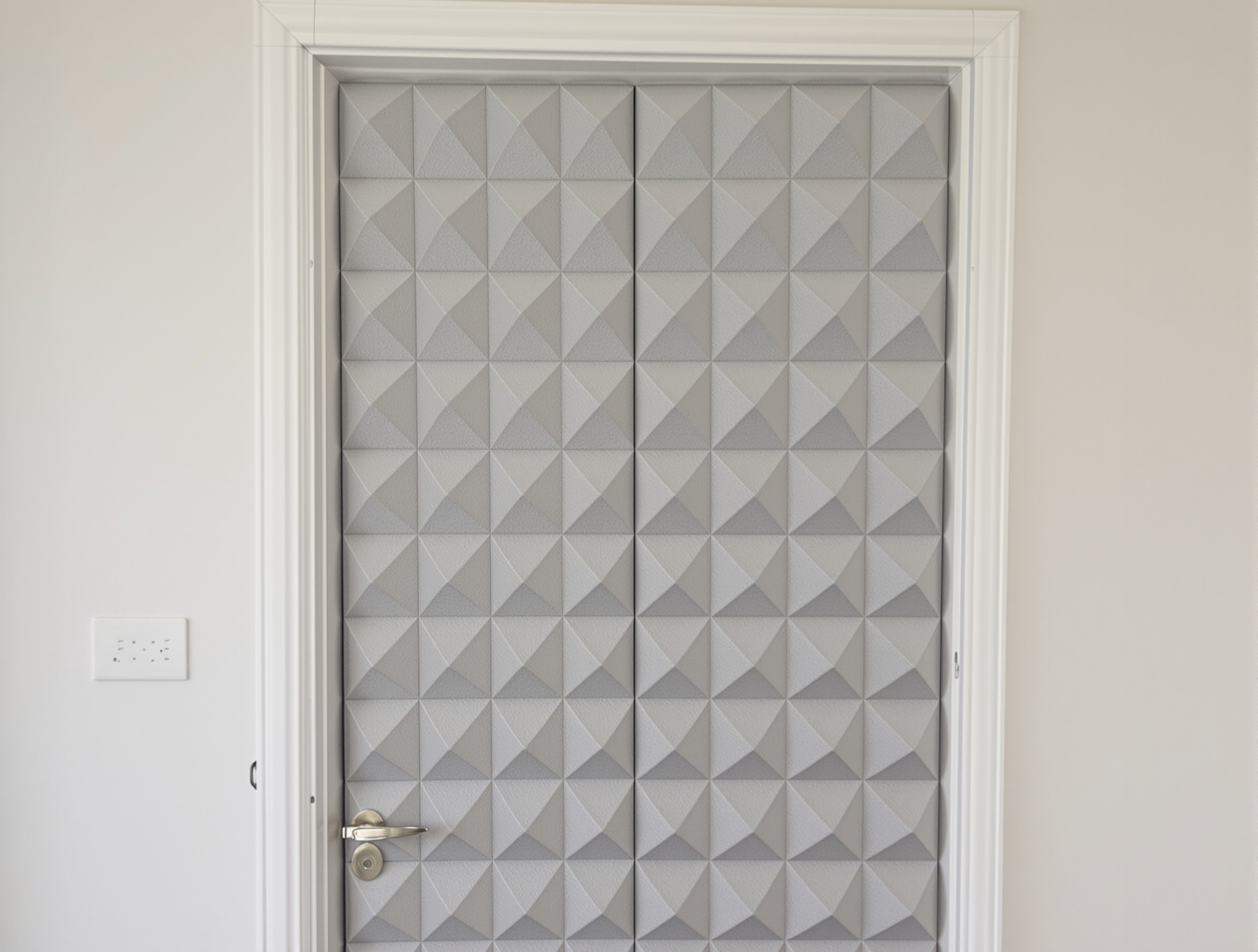 Exemple de mousse acoustique appliquée sur une porte pour réduire la propagation du son.