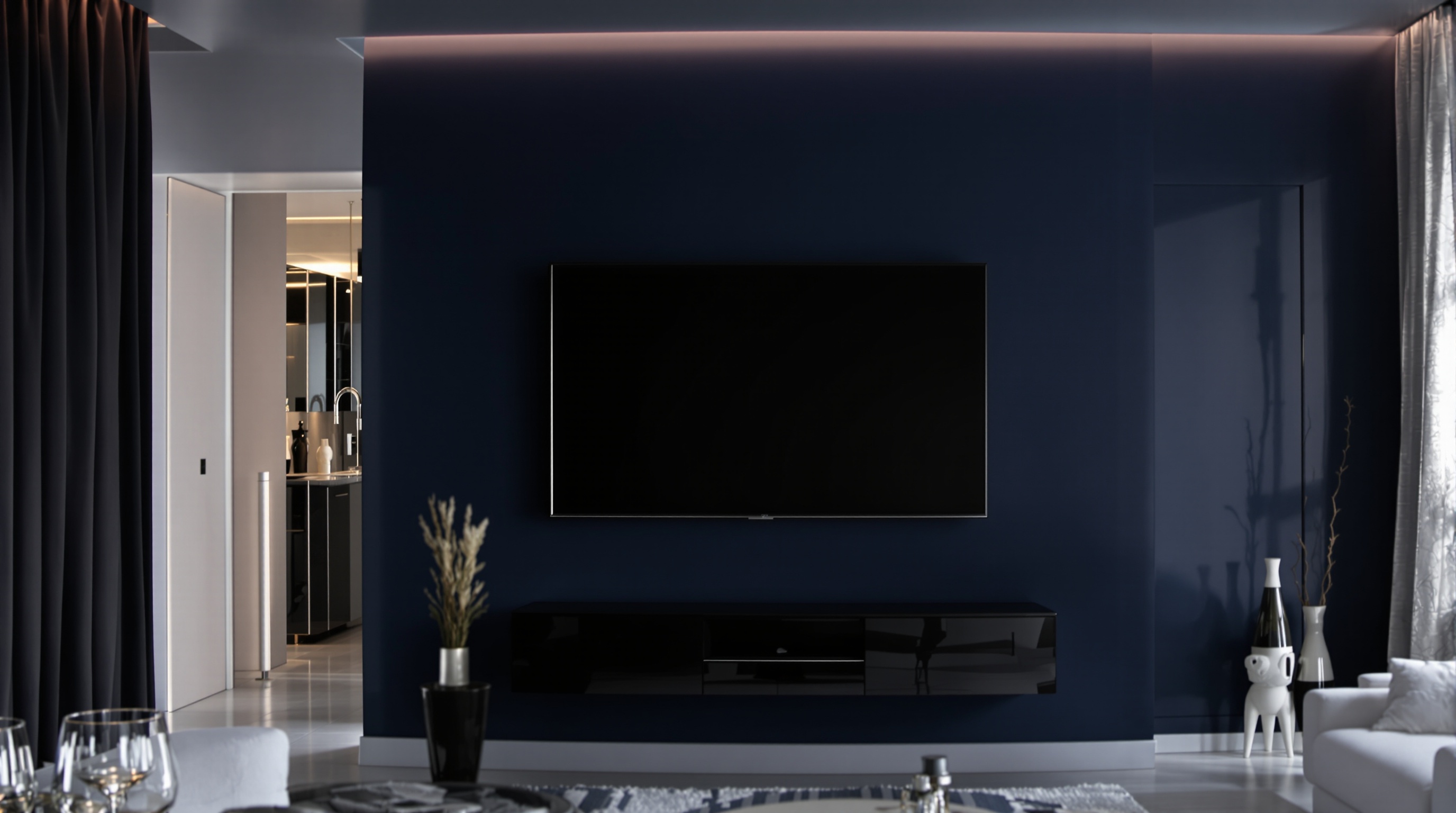 Mur d'accent bleu nuit pour camoufler la TV