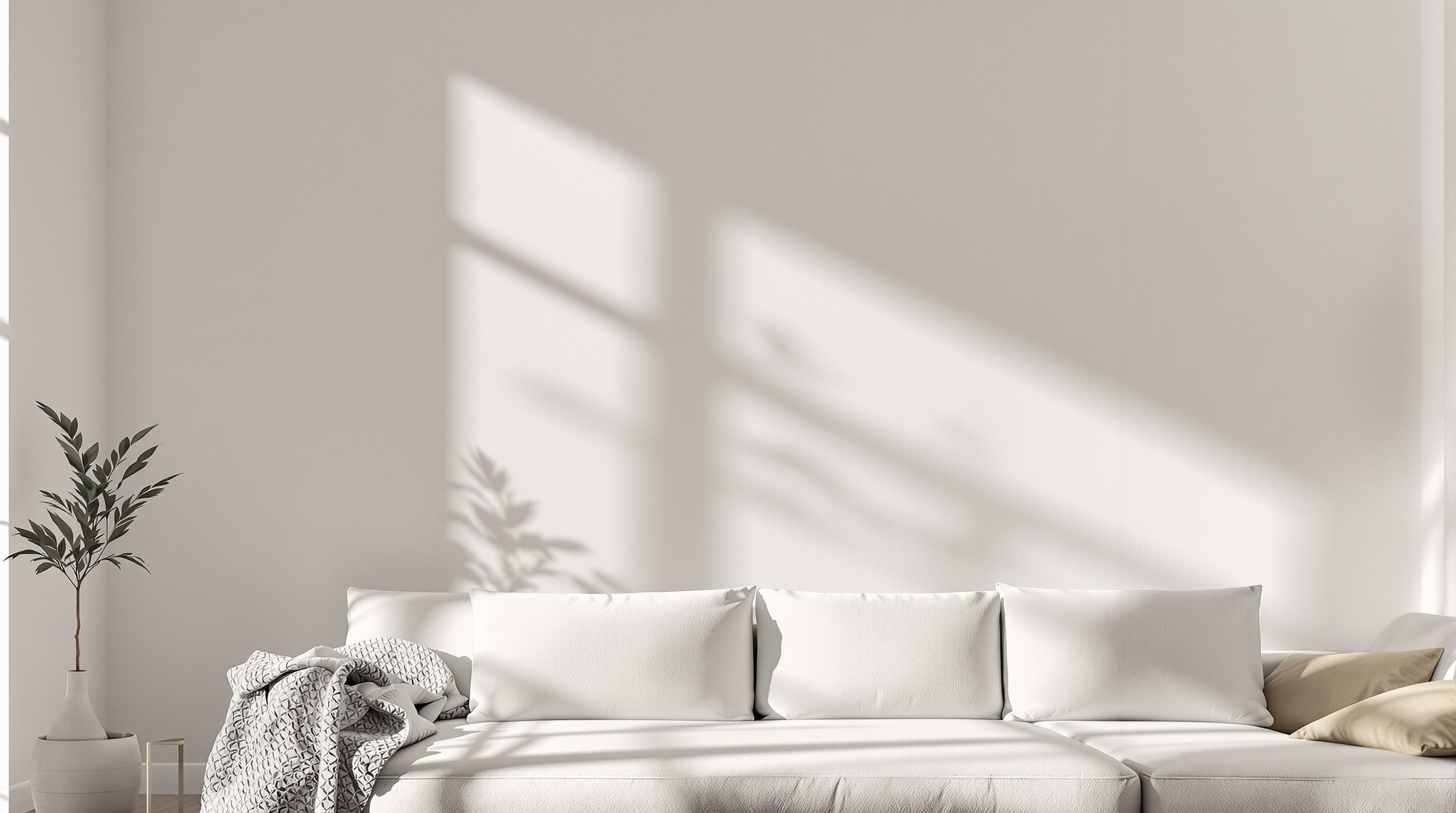 Mur avec plusieurs nuances de blancs du chaud au froid dans un salon contemporain élégant