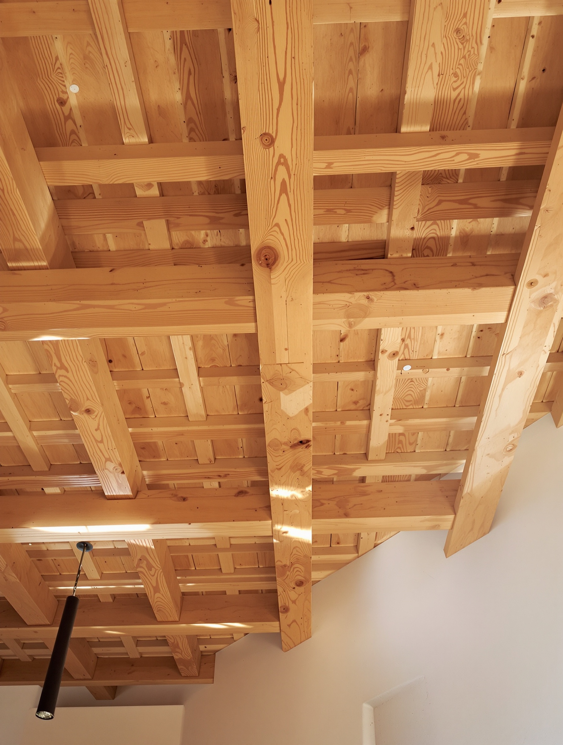 plafond ancien isolé, poutres apparentes, ambiance chaleureuse