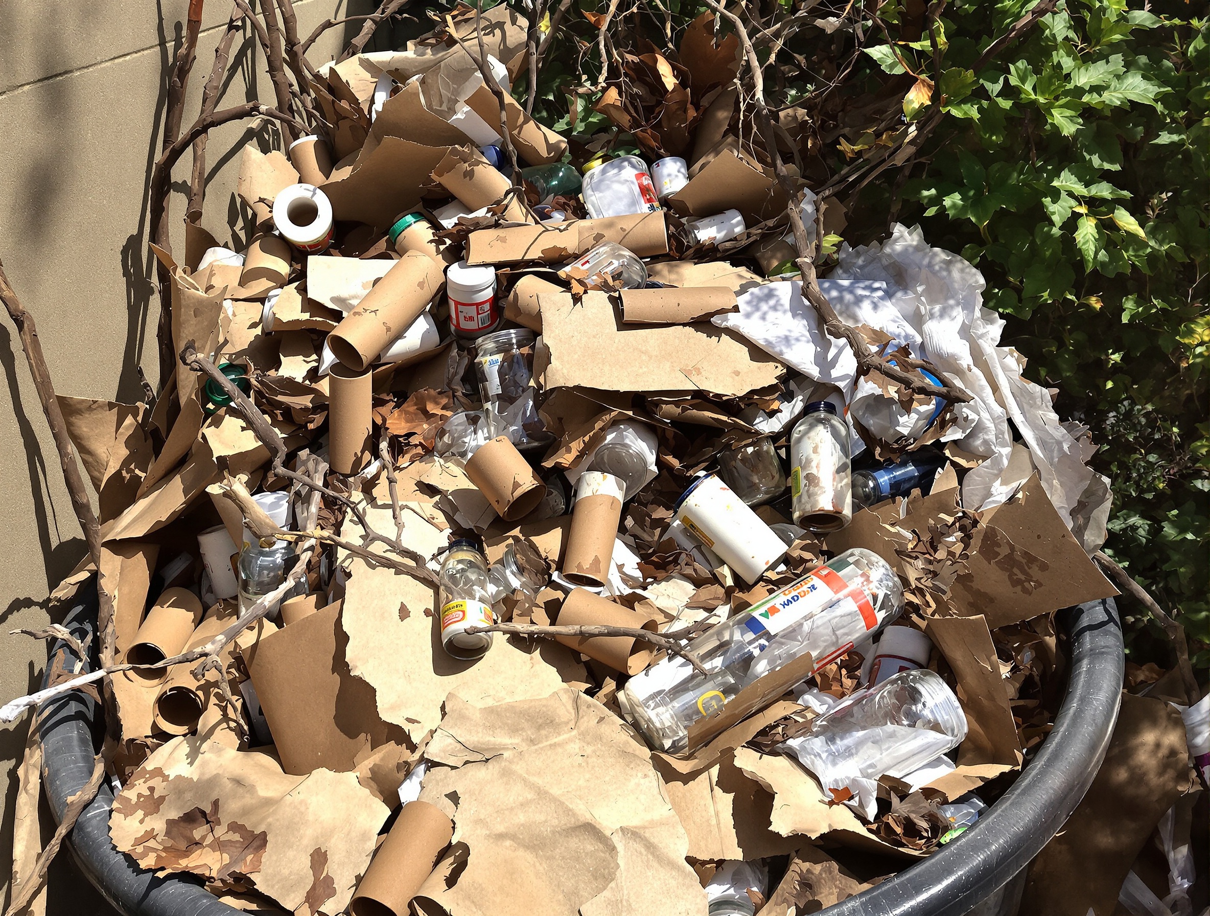 matériaux récupération Halloween poubelle bricoleur branches cartons bocaux