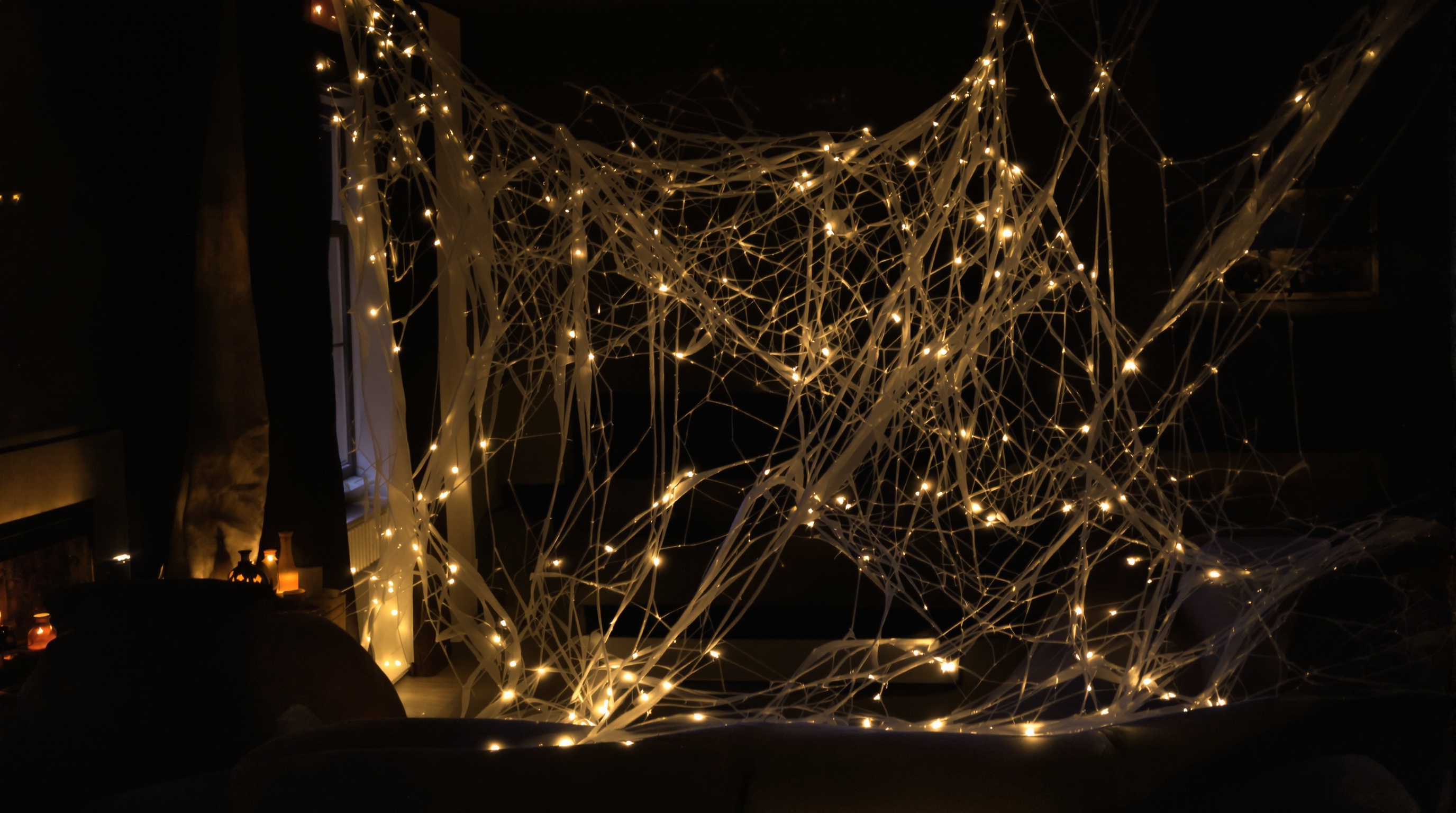 salon Halloween sombre toiles araignée laine ambiance DIY