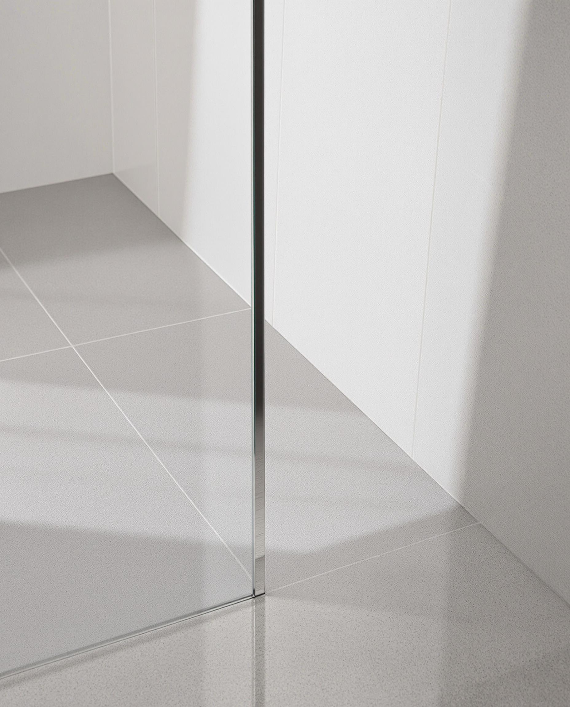 Sol en béton ciré effet mouillé gris clair dans une douche sans paroi