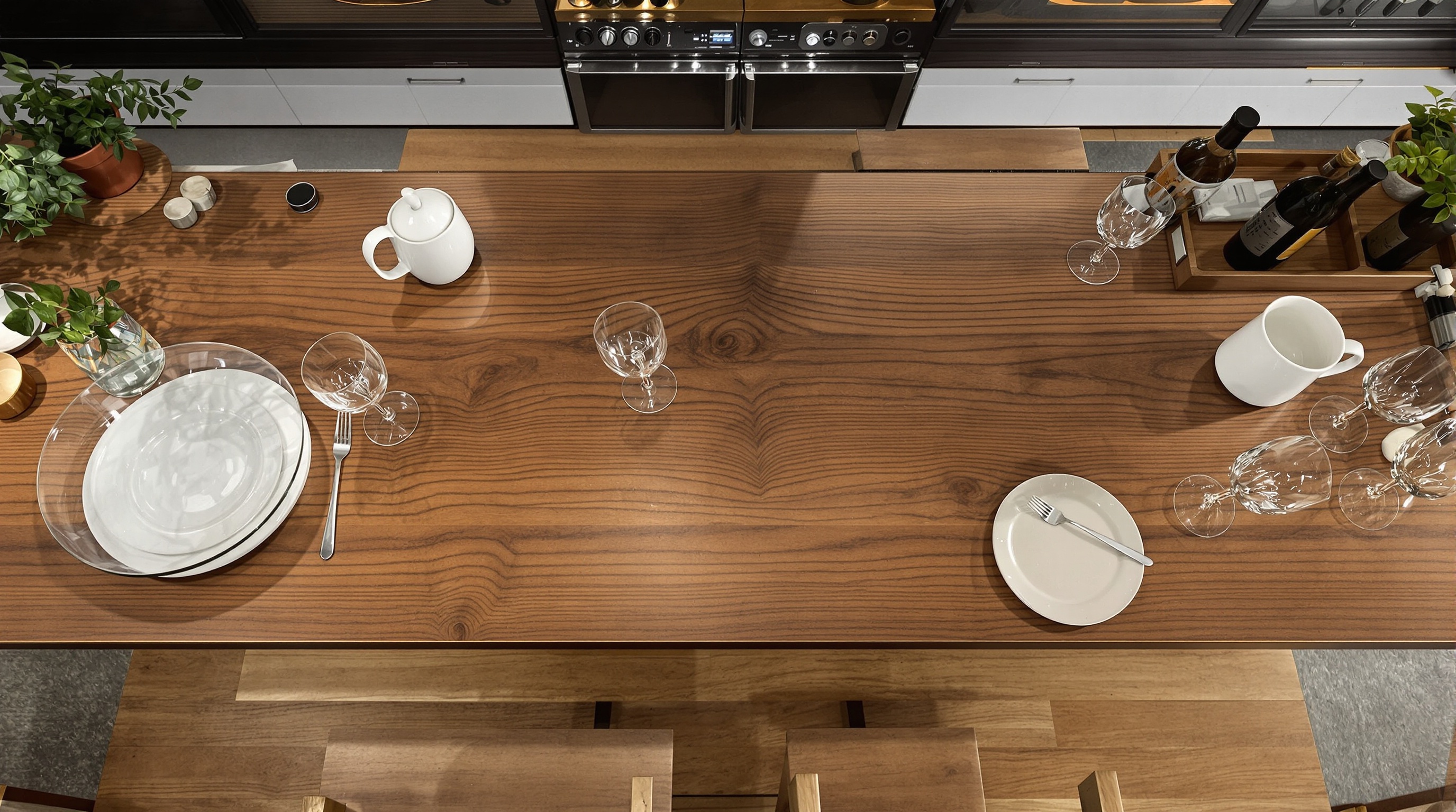 Vue de dessus d'un comptoir de bar montrant la profondeur idéale pour verres, assiettes et interaction facile.